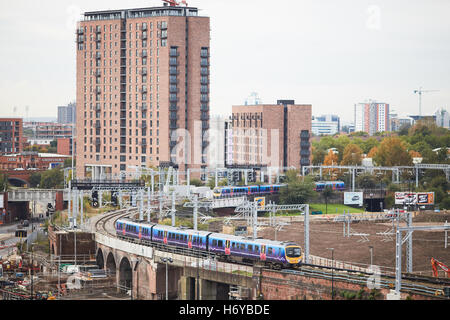 Trans-Pennine express Bahn lokale Ganzzug vorbei Middlewood sperrt Entwicklung komplexer chinesisches Geld Investitionen arbeiten vor Ort Stockfoto