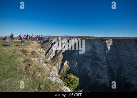 BURGOS, Spanien - 29 Oktober: Tourist in berühmten Aussichtspunkt Salto del Nervion am Oktober 29,2016 in Burgos, Spanien. Stockfoto