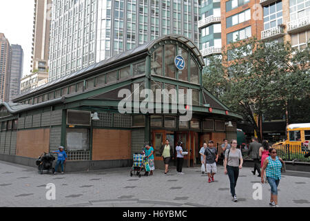 Die moderne Steuerung Haus der 72nd Street u-Bahnstation in Manhattan, New York, Vereinigte Staaten von Amerika. Stockfoto