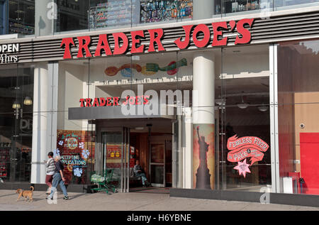 Ein Zweig der Trader Joes (eine privat gehaltene Kette der Nachbarschaft Lebensmittelgeschäfte) in Manhattan, New York, Vereinigte Staaten von Amerika. Stockfoto