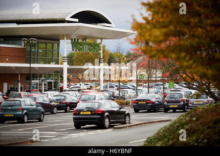 Waitrose Wolverhampton außen Supermarkt alte Motorrad A. J. Stevens & Co. Ltd Parkplatz große Website Geschäfte Einkaufen shop Stockfoto