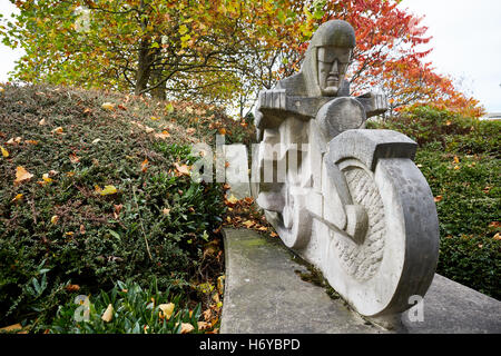 Art-Deco-Statue The Lone Rider Wolverhampton AJS gebaut Fahrräder Graisley Werke vor Ort zwischen 1914 und 1931 gestaltete Dudley Counc Stockfoto