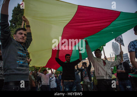 Athen, Griechenland. 1. November 2016. Demonstranten Welle eine kurdische Fahne in Syntagma-Platz. Kurden, die in Athen Leben feiern "Welten Kobane Tag' in Syntagma-Platz. Dieser Tag erinnert an den Widerstand der Kurden gegen ISIS in der Stadt Kobane. © George Panagakis/Pacific Press/Alamy Live-Nachrichten Stockfoto