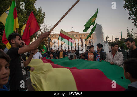 Athen, Griechenland. 1. November 2016. Demonstranten Welle eine kurdische Fahne in Syntagma-Platz. Kurden, die in Athen Leben feiern "Welten Kobane Tag' in Syntagma-Platz. Dieser Tag erinnert an den Widerstand der Kurden gegen ISIS in der Stadt Kobane. © George Panagakis/Pacific Press/Alamy Live-Nachrichten Stockfoto