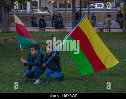 Athen, Griechenland. 1. November 2016. Kurden, die in Athen Leben feiern "Welten Kobane Tag' in Syntagma-Platz. Dieser Tag erinnert an den Widerstand der Kurden gegen ISIS in der Stadt Kobane. © George Panagakis/Pacific Press/Alamy Live-Nachrichten Stockfoto