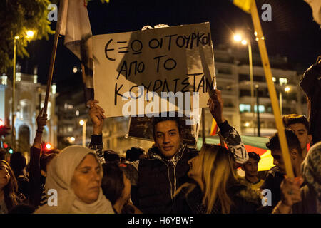 Athen, Griechenland. 1. November 2016. Ein Demonstrant hält eine Mahnwache mit der Meldung "Türkei Get Out of Kurdistan". Kurden, die in Athen Leben feiern "Welten Kobane Tag' in Syntagma-Platz. Dieser Tag erinnert an den Widerstand der Kurden gegen ISIS in der Stadt Kobane. © George Panagakis/Pacific Press/Alamy Live-Nachrichten Stockfoto