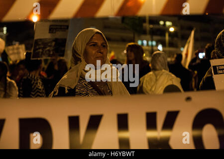 Athen, Griechenland. 1. November 2016. Demonstranten marschieren durch die Straßen von Athen riefen Parolen gegen Tayyip Erdogan den türkischen Präsidenten. Kurden, die in Athen Leben feiern "Welten Kobane Tag' in Syntagma-Platz. Dieser Tag erinnert an den Widerstand der Kurden gegen ISIS in der Stadt Kobane. © George Panagakis/Pacific Press/Alamy Live-Nachrichten Stockfoto