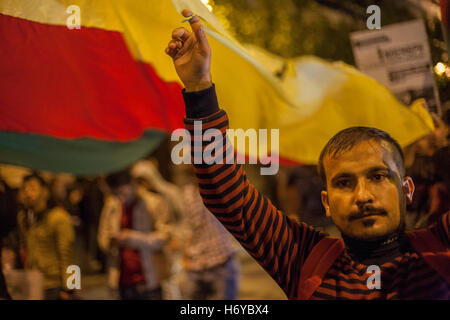 Athen, Griechenland. 1. November 2016. Demonstranten Welle einer kurdischen Flagge während der Demonstration. Kurden, die in Athen Leben feiern "Welten Kobane Tag' in Syntagma-Platz. Dieser Tag erinnert an den Widerstand der Kurden gegen ISIS in der Stadt Kobane. © George Panagakis/Pacific Press/Alamy Live-Nachrichten Stockfoto