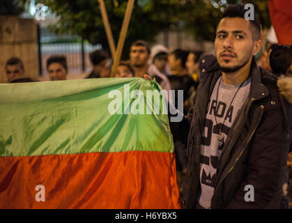 Athen, Griechenland. 1. November 2016. Demonstranten Welle einer kurdischen Flagge während der Demonstration. Kurden, die in Athen Leben feiern "Welten Kobane Tag' in Syntagma-Platz. Dieser Tag erinnert an den Widerstand der Kurden gegen ISIS in der Stadt Kobane. © George Panagakis/Pacific Press/Alamy Live-Nachrichten Stockfoto