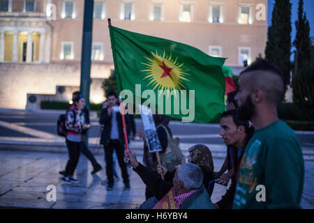 Athen, Griechenland. 1. November 2016. Demonstranten marschieren durch die Straßen von Athen riefen Parolen gegen Tayyip Erdogan den türkischen Präsidenten. Kurden, die in Athen Leben feiern "Welten Kobane Tag' in Syntagma-Platz. Dieser Tag erinnert an den Widerstand der Kurden gegen ISIS in der Stadt Kobane. © George Panagakis/Pacific Press/Alamy Live-Nachrichten Stockfoto