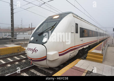 Briviesca, Spanien - 27. Oktober 2016 - Renfe S-598 Mittelstrecke Zug in Bewegung, die Ankunft in der Station am 27. Oktober 2016. Stockfoto