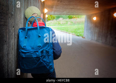 Schulkind in einer dunklen u-Bahn zu Fuß Stockfoto