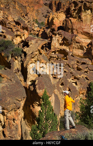 Wanderer im Juniper Gulch, Waben Wildnis Untersuchungsgebiet, Leslie Gulch Bereich der kritischen Umwelt Sorge, Oregon Stockfoto