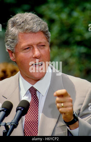 Washington, DC, USA, 24. Juli 1993 Präsident William Jefferson Clinton spricht von der "Jungen Nation"-Veranstaltung im Rose Garden des weißen Hauses: Mark Reinstein Stockfoto