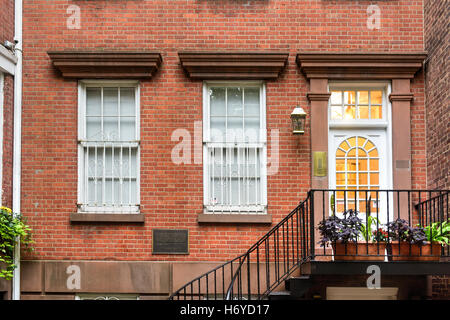 Klassische Architektur mit neoklassizistischen Stadthaus in Greenwich Village in New York City. Stockfoto