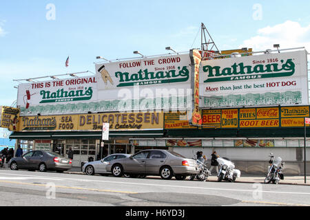 Der ursprüngliche Nathan berühmten Hot Dog stand in Coney Island, Brooklyn NY Stockfoto