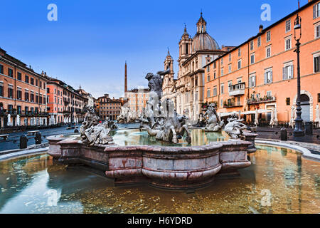 Neptun-Brunnen-Wasser und Statuen vor St. Agnese katholische Kirche am Navona Platz in Rom, Italien Stockfoto