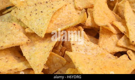 Hintergrund der duftenden mexikanische gelbe Tortillas Chips mit viel Salz Stockfoto