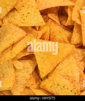 Hintergrund der duftenden gelben Tortillas Chips mit viel Salz Stockfoto