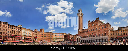 Breites Panorama des Platzes Del Campo in Siena Innenstadt in Italien am Pferd Contrada Renntag. Masse der Touristen beobachten historische Stockfoto