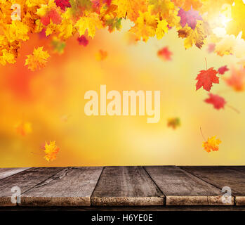 Abstract zu verwischen Herbst Hintergrund mit fallenden Blätter und leere Holzbohlen, ideal für Product placement Stockfoto