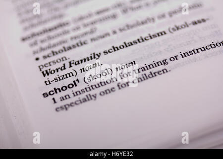 Nahaufnahme von einer Seite in einem Wörterbuch Stockfoto