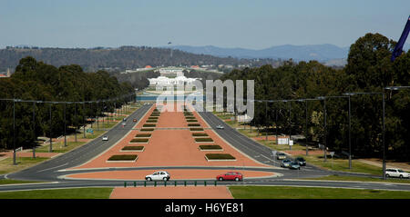 Blick vom australischen Kriegerdenkmal blickte der Anzac Parade zum neuen und alten Parlamentsgebäude. Canberra. handeln Stockfoto