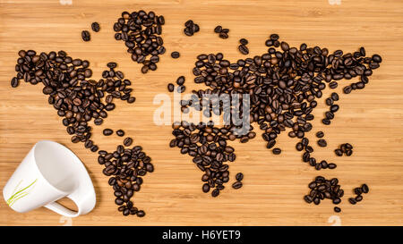 Karte der Welt von gerösteten Arabica Kaffeebohnen Handauflegen Bambus Holz strukturierten Hintergrund Stockfoto