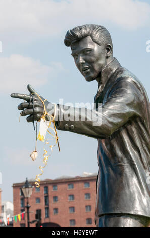 Skulptur von Billy Fury von Tom Murphy am Albert Dock, Liverpool. Stockfoto