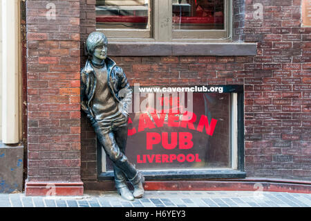 Statue von John Lennon gegenüber der Cavern Club in der Mathew Street, Liverpool. Stockfoto