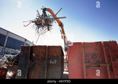 Greifer Handler sortieren und Metalle in Schrott Hof Container Bild von am 10:17 auf der 14.06.15 heruntergeladen Stockfoto