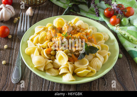 Traditionelle warme Ragout mit Fleisch und Gemüse in Tomatensauce geschmort. Rindergulasch mit Nudeln. Gesunde Ernährung-Konzept. Stockfoto