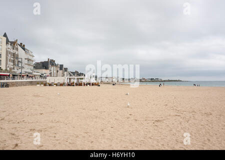 Strand-Landschaft bei einer Gemeinde namens Quiberon im Département Morbihan in der Bretagne, Frankreich Stockfoto