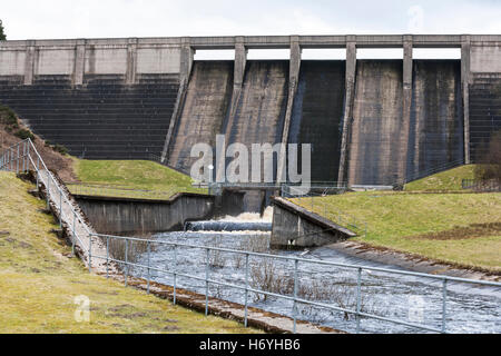 Thruscross Reservoir Dam zeigt freigebend am Fuße des Dammes für den Sport des wilden Wasser Kanu auf dem Fluss W Stockfoto