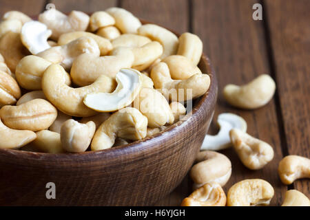 Holzschale von Cashew-Nüssen von oben. Auf dunklem Holz. Stockfoto