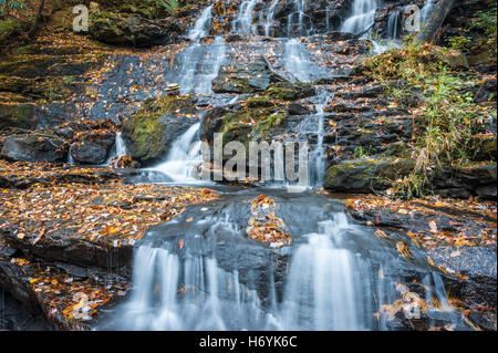 Herbstblätter schmücken schöne Trahlyta fällt im Vogel State Park in den Blue Ridge Mountains von North Georgia, USA. Stockfoto