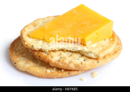 Drei goldene Käse-Cracker auf weiß. Mit Käse. Stockfoto