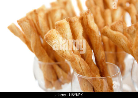 Viele Käse Gebäck Wendungen in Weingläsern und weißem Hintergrund Stockfoto