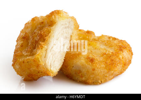 Zwei goldene frittierte angeschlagenen Hähnchen-Nuggets, isoliert auf weiss in Sicht. Geschnitten mit Fleisch zeigen. Stockfoto