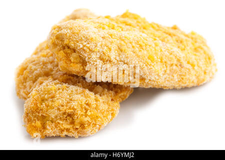 Zwei gefrorenes Brot paniert Hähnchenstreifen auf weiß. Stockfoto