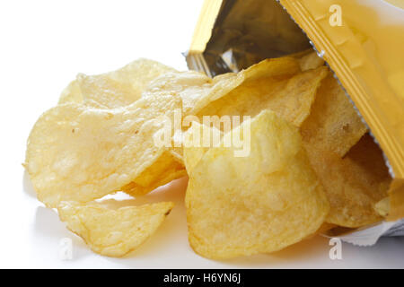 Kartoffel frisch Paket geöffnet mit Chips verschütten Stockfoto