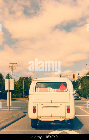 Oldtimer VW-Bus auf der Straße im Sommer Stockfoto