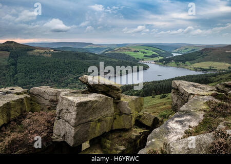 Querformat aus Bamford Edge im Peak District in Richtung Ladybower Vorratsbehälter und Win Hill. Stockfoto