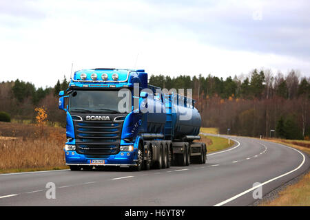 SALO, Finnland - 30. Oktober 2016: Metallic Blau Scania R580 Tankwagen fährt entlang Landstraße an einem dunklen Tag des Herbstes. Stockfoto