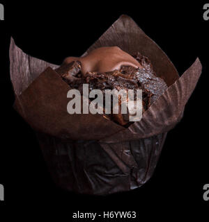 Chocolate Chip Muffin in braun Wachspapier. Stockfoto