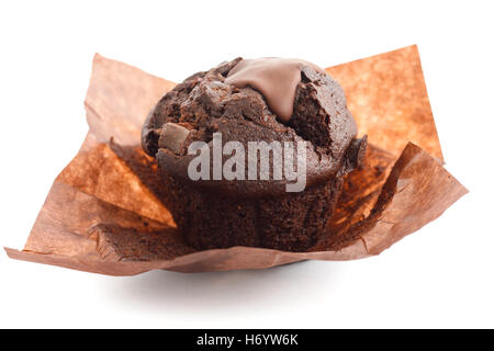 Chocolate Chip Muffin in braun Wachspapier. Ausgepackt. Stockfoto