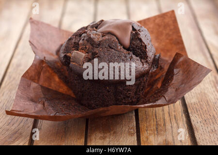 Chocolate Chip Muffin in braun Wachspapier. Ausgepackt. Stockfoto