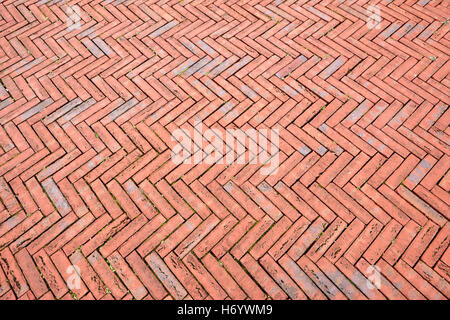 Fischgrät-Muster aus rotem Backstein Pflaster in Cardiff Bay Wales Vereinigtes Königreich Stockfoto