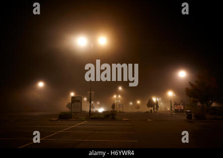 Autobahn-Tankstelle Parkplatz leer nachts im Nebel Vereinigtes Königreich Stockfoto