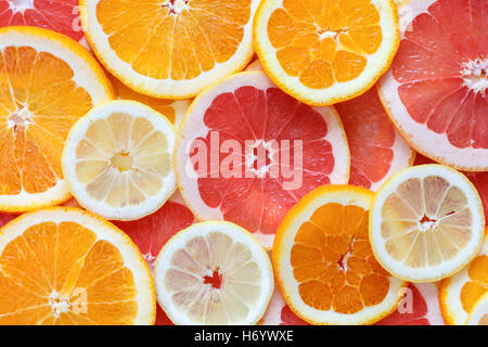 Sommer Zitrusfrüchte Hintergrund. Bunte Scheiben Frucht von oben geschossen. Stockfoto